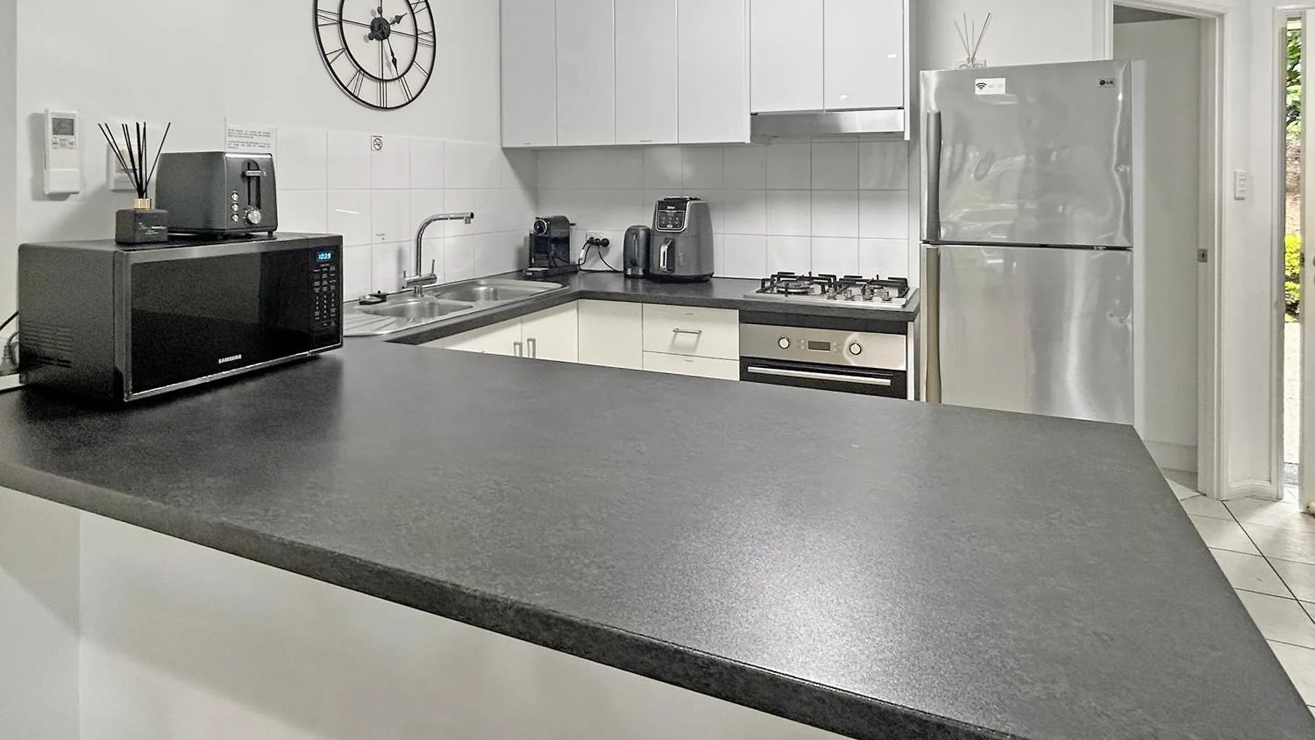 Sunset Waters Apartments 해밀턴아일랜드