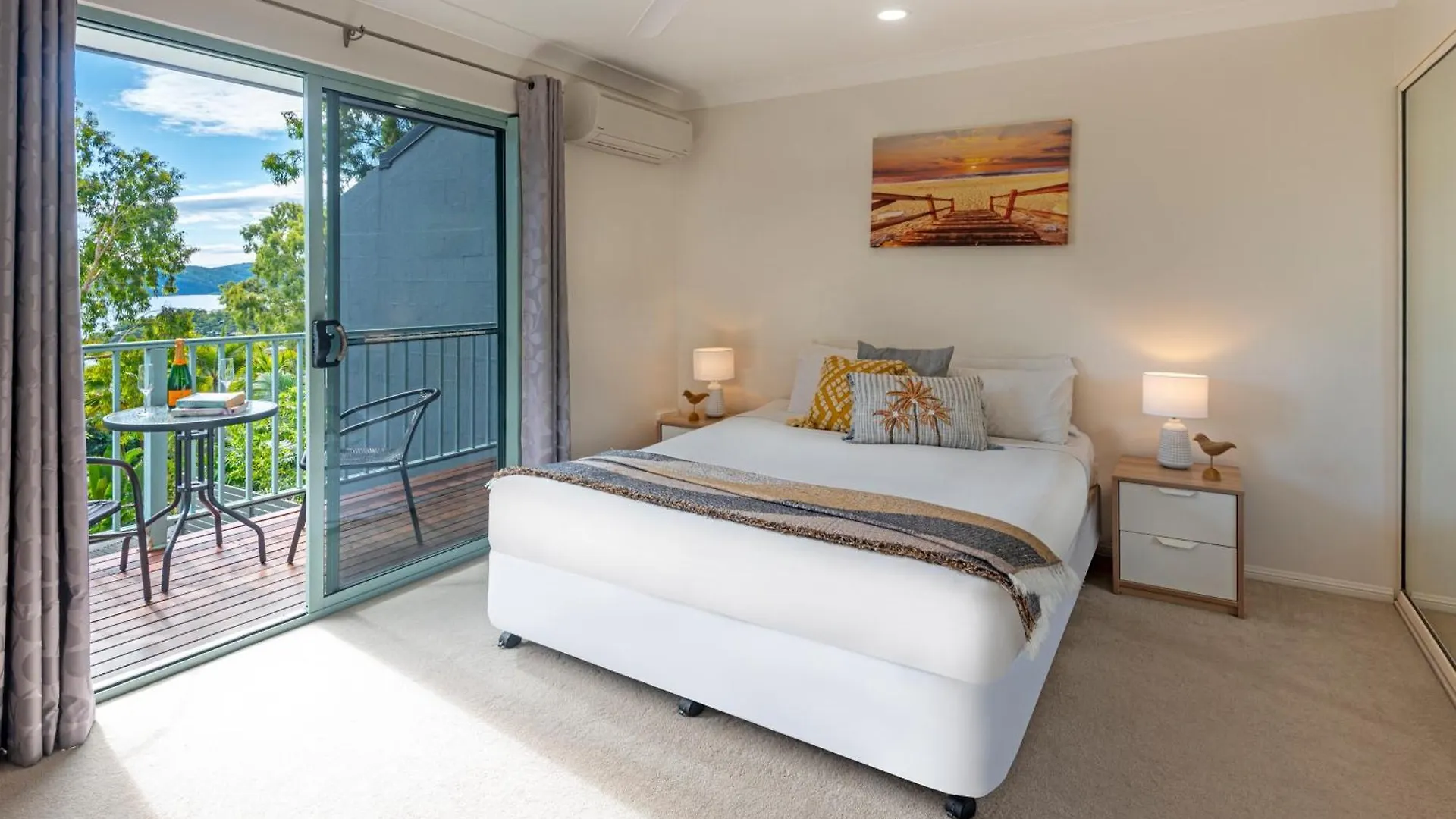 Sunset Waters Apartments 해밀턴아일랜드