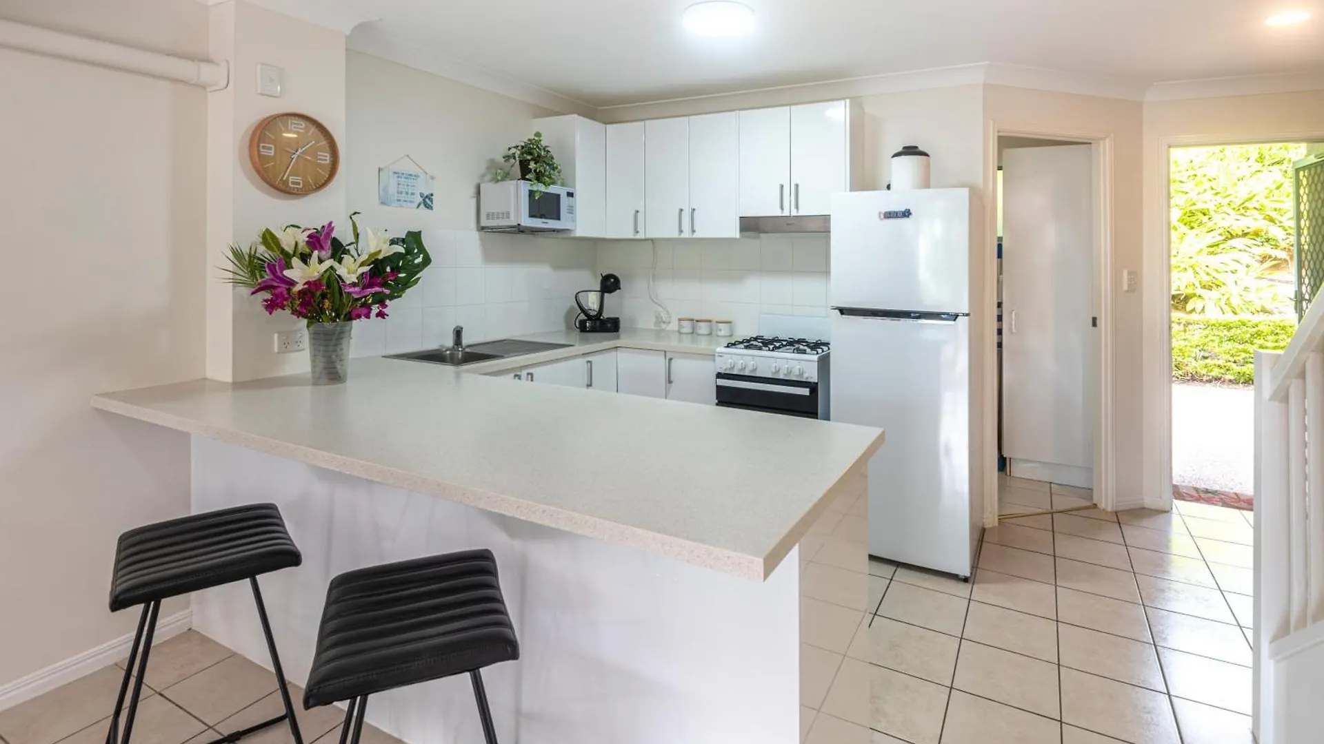 Sunset Waters Apartments 해밀턴아일랜드