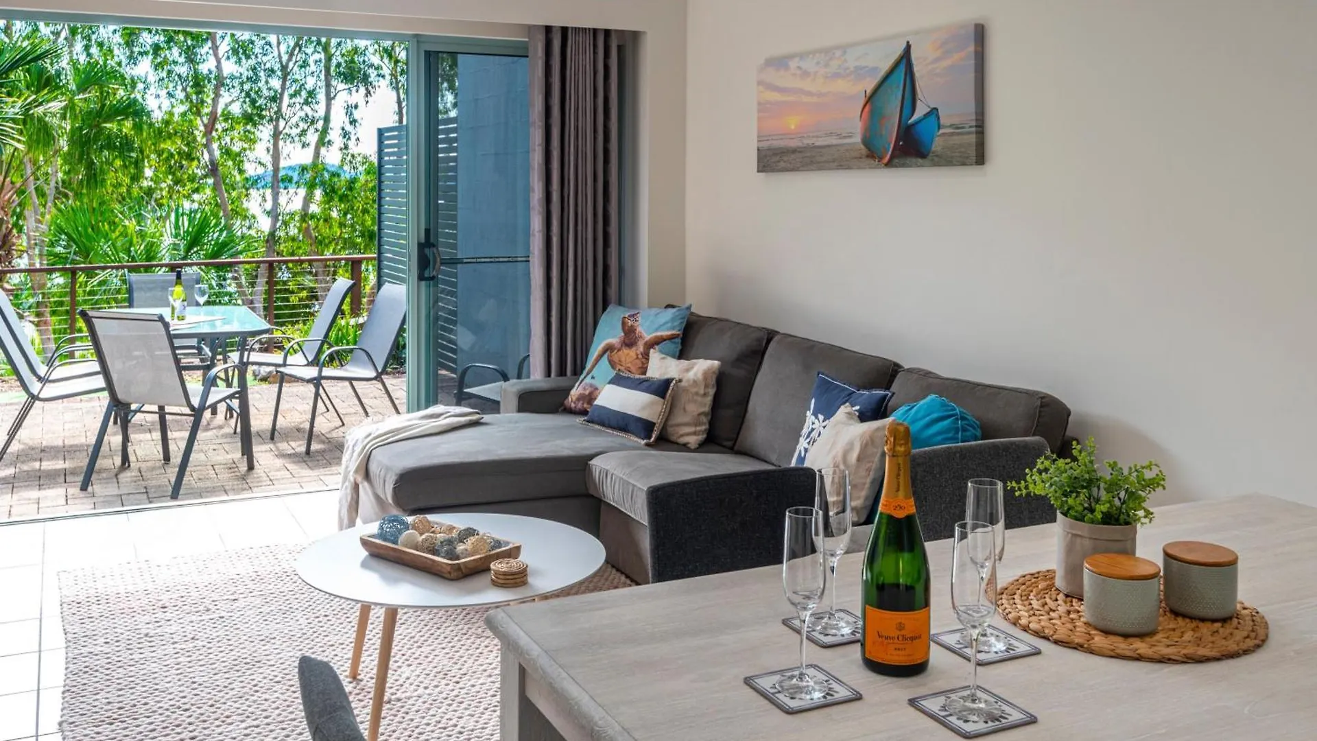 Sunset Waters Apartments 해밀턴아일랜드
