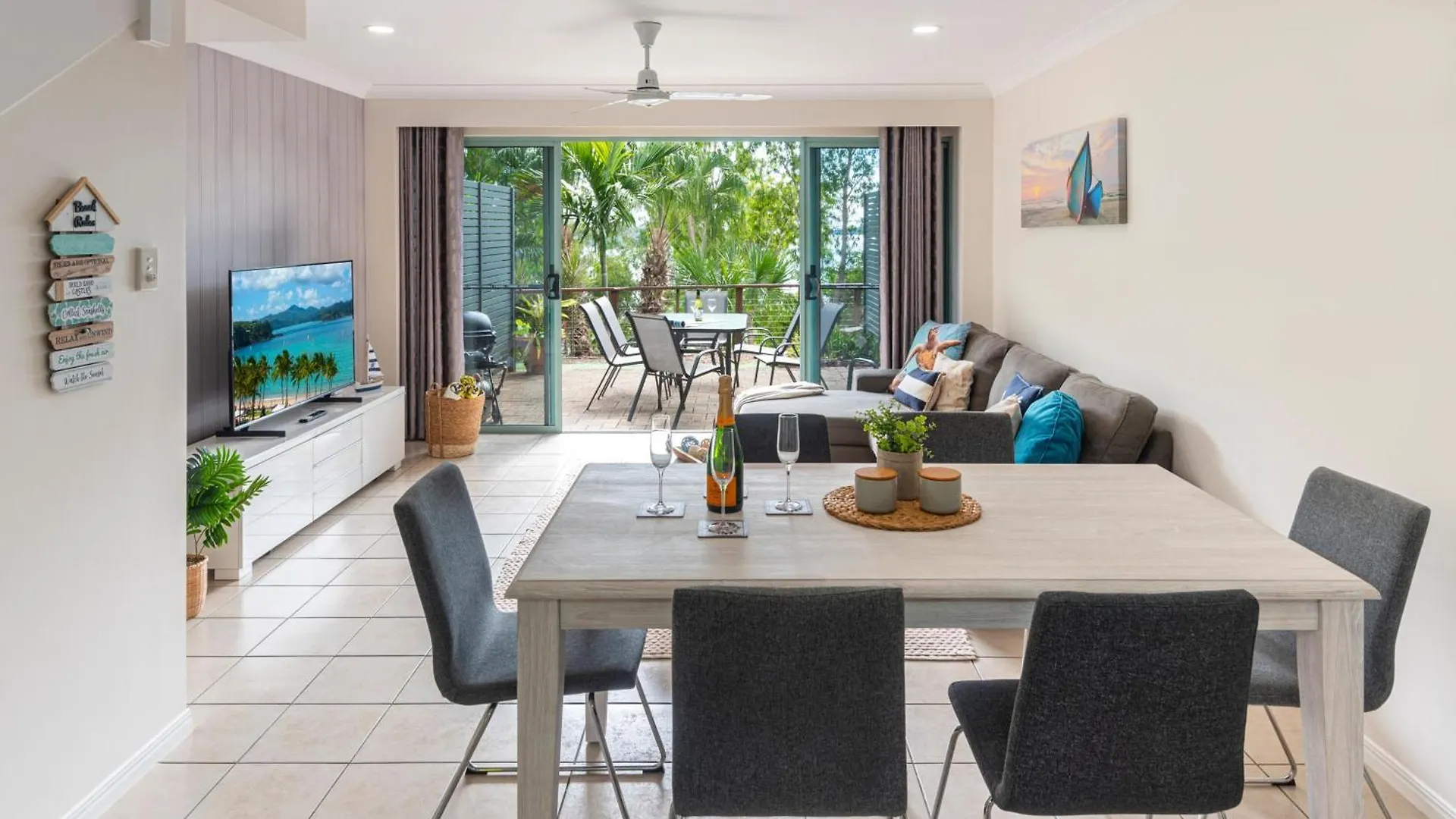 Sunset Waters Apartments 해밀턴아일랜드