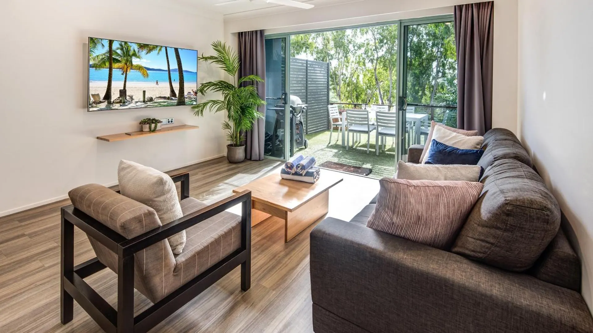 Sunset Waters Apartments 해밀턴아일랜드