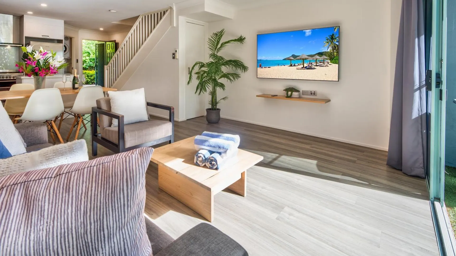 Sunset Waters Apartments 해밀턴아일랜드