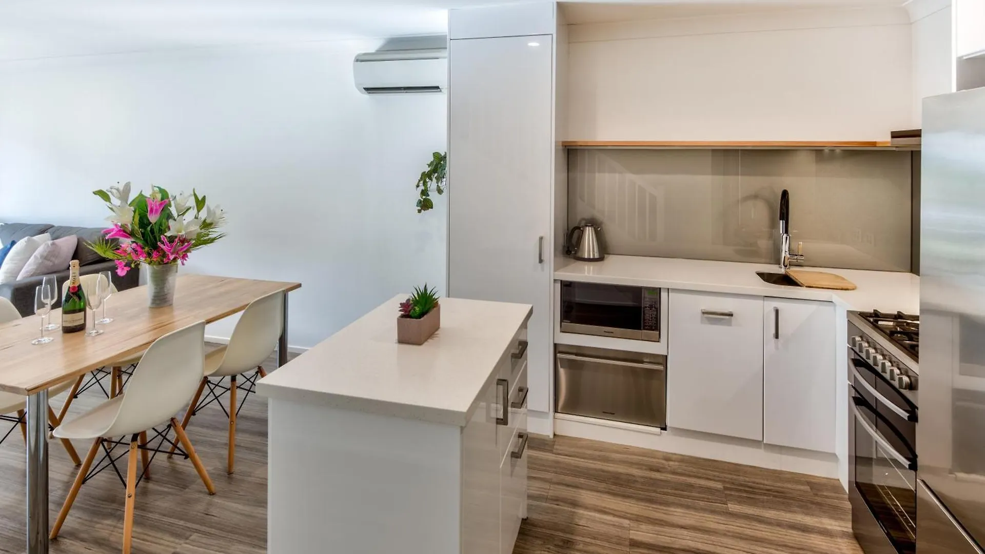 Sunset Waters Apartments 해밀턴아일랜드