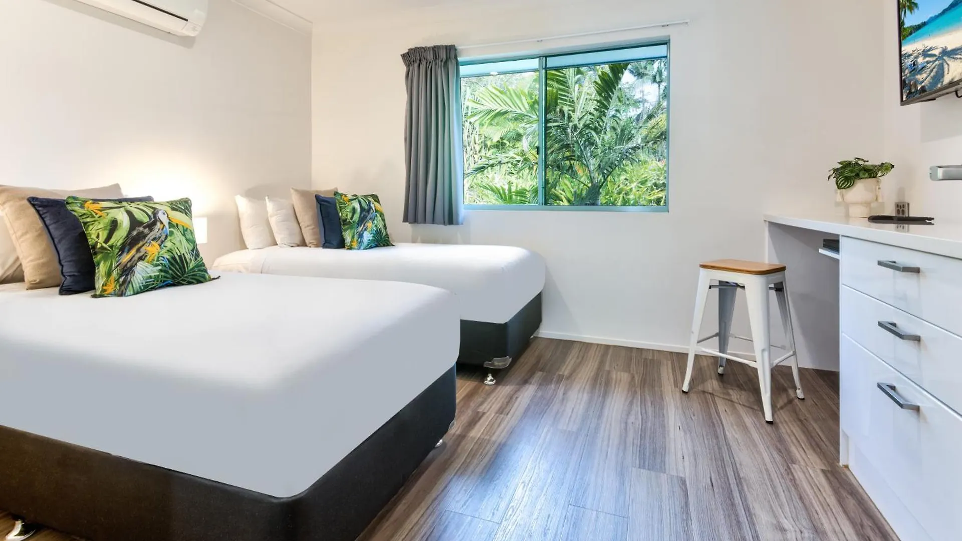 Sunset Waters Apartments 해밀턴아일랜드